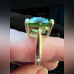 10k gold ring size 7 loupe clean Manchurian peridot